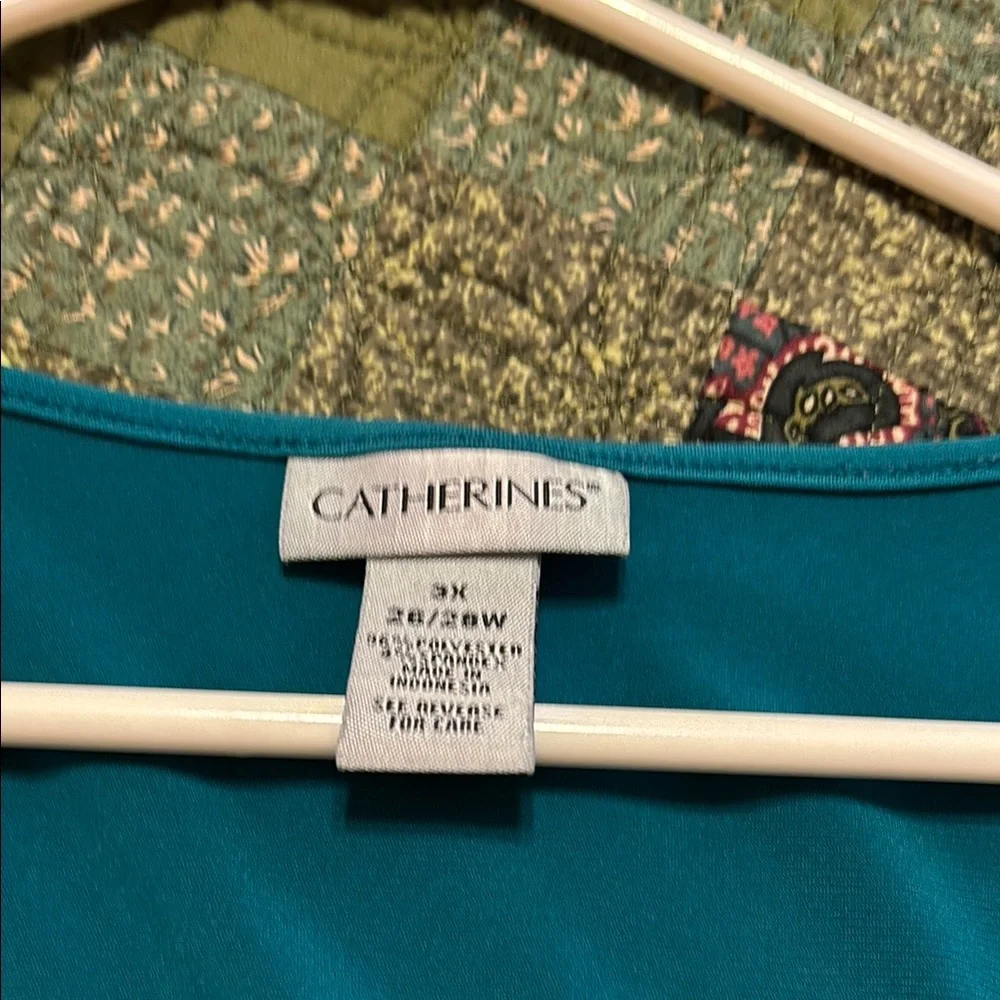 4 Sleeveless Women's Tops - Picture 7 of 10